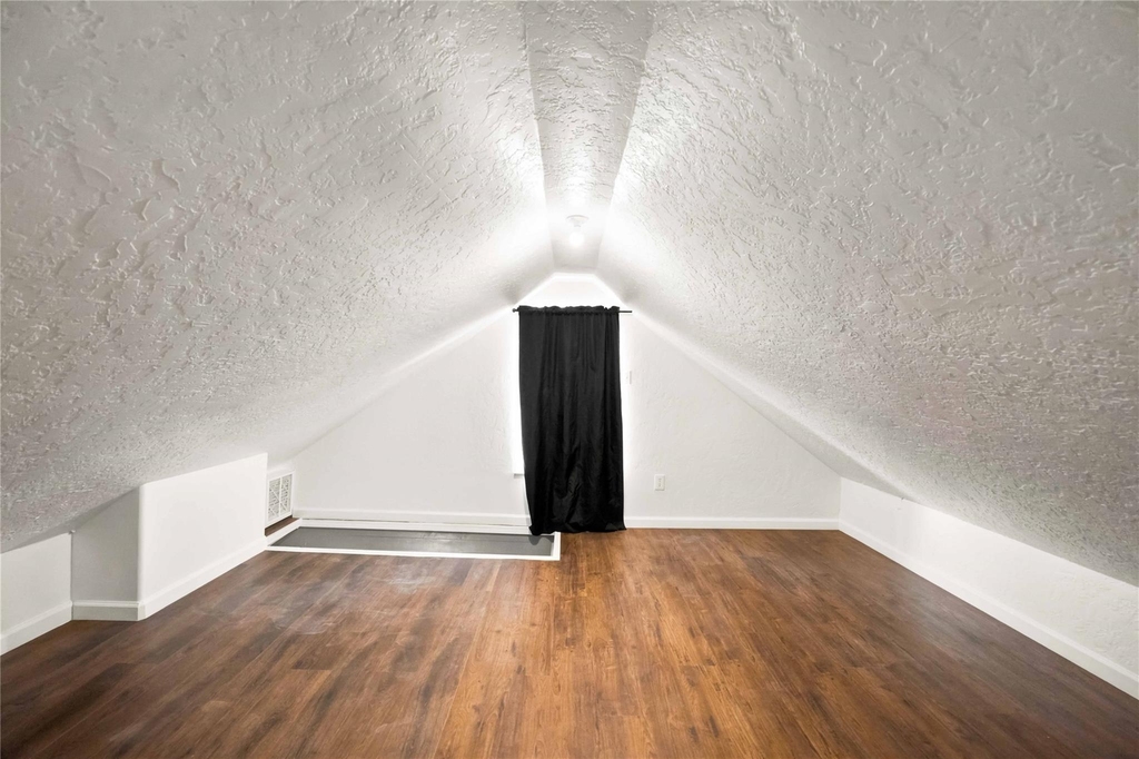 824 W 17th Street - Photo 9