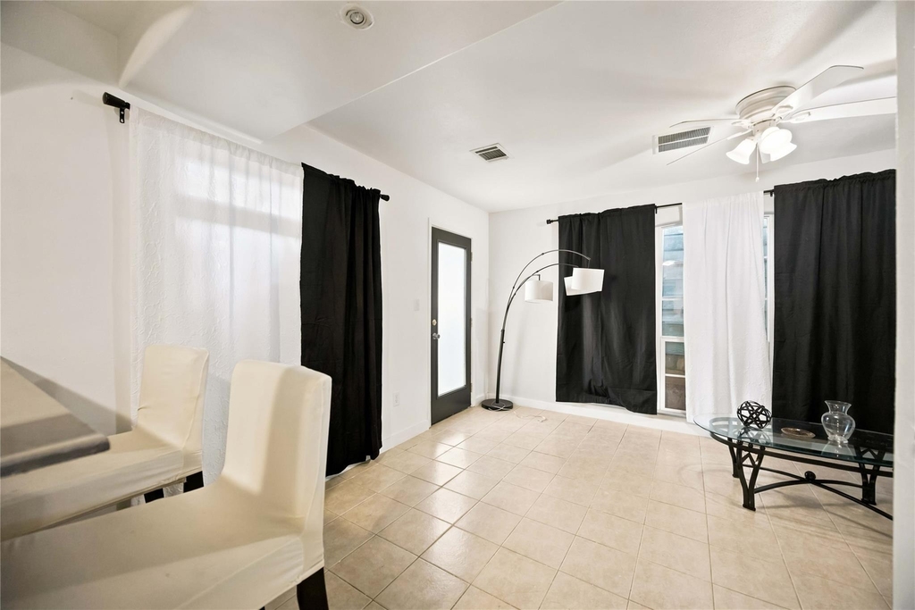 824 W 17th Street - Photo 2