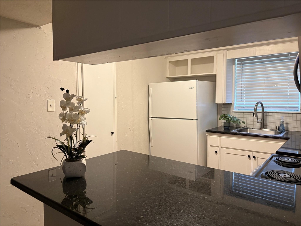 1209 N Roberson Street - Photo 1