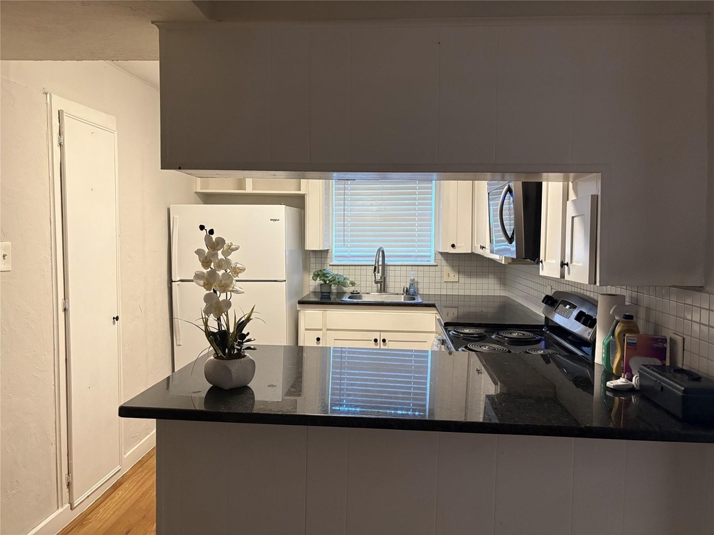 1209 N Roberson Street - Photo 5