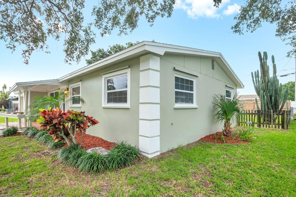 557 Buckingham Avenue - Photo 5