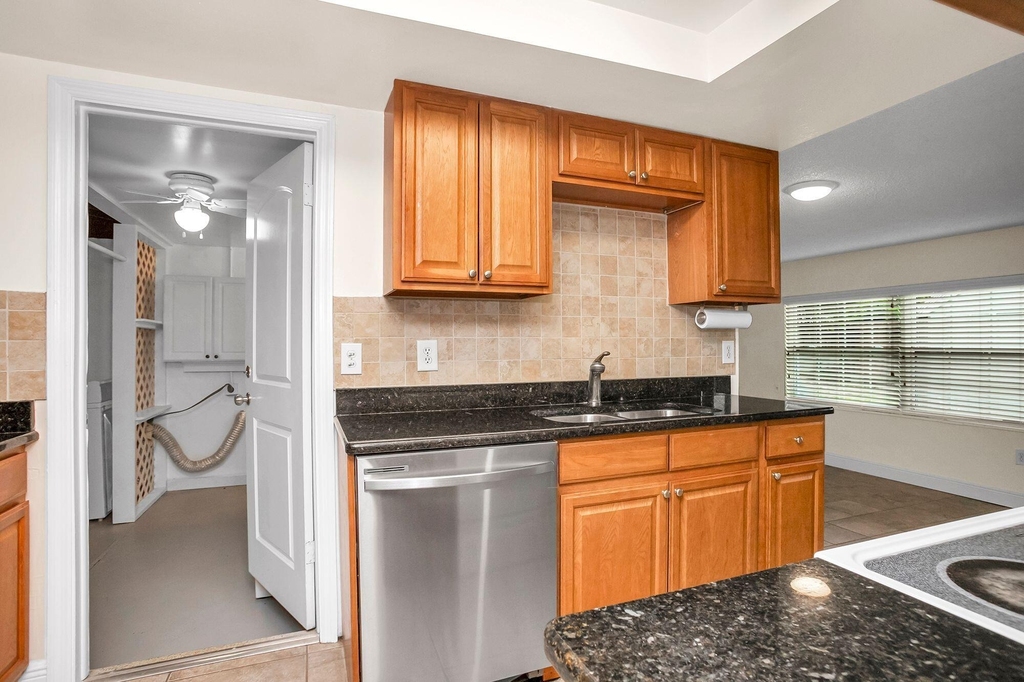 557 Buckingham Avenue - Photo 14