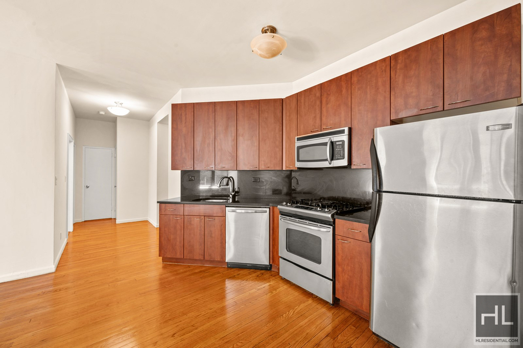 Madison Avenue - Photo 4