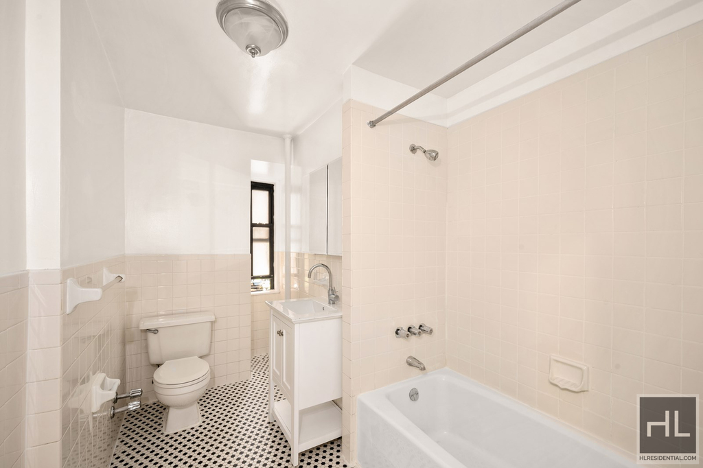 Madison Avenue - Photo 1