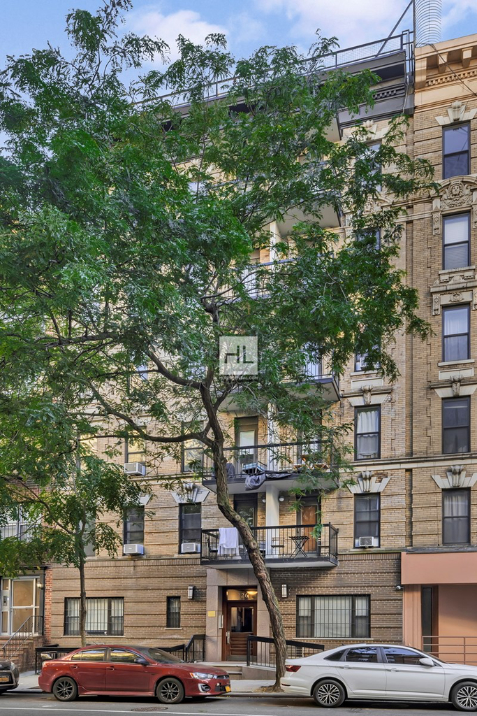 East 25 Street - Photo 6
