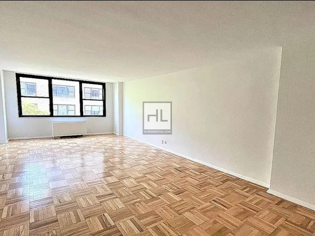 East 49 Street - Photo 3