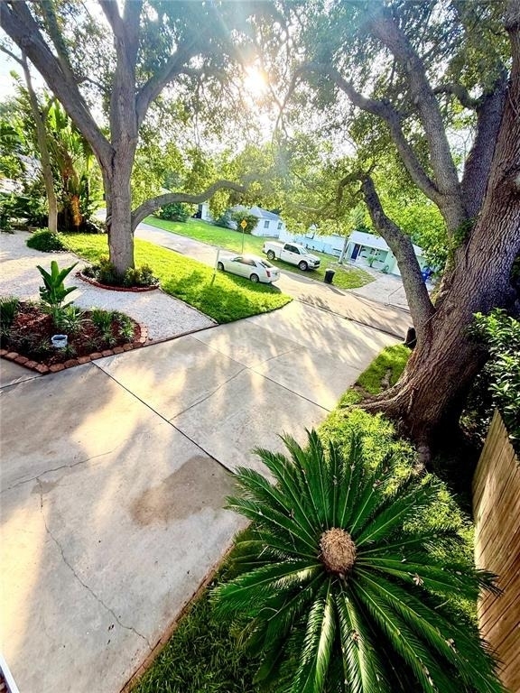 1557 Robinson Drive N - Photo 33