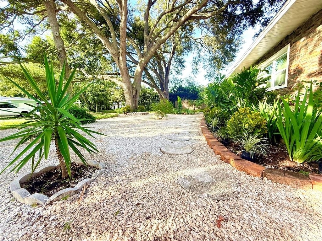 1557 Robinson Drive N - Photo 2