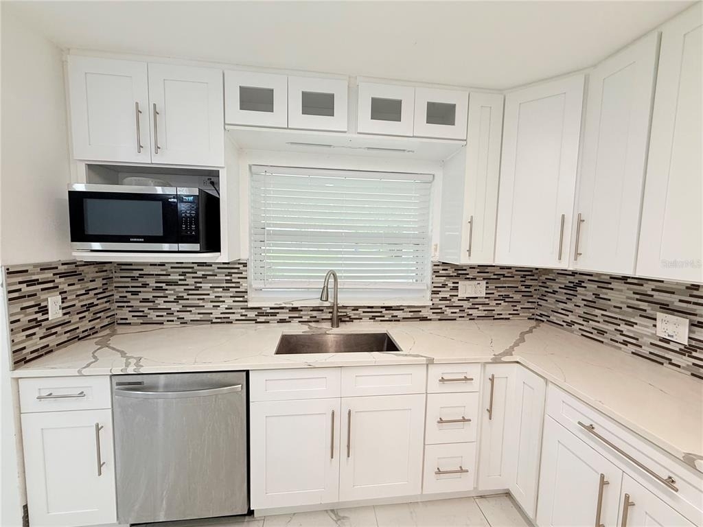 1557 Robinson Drive N - Photo 10
