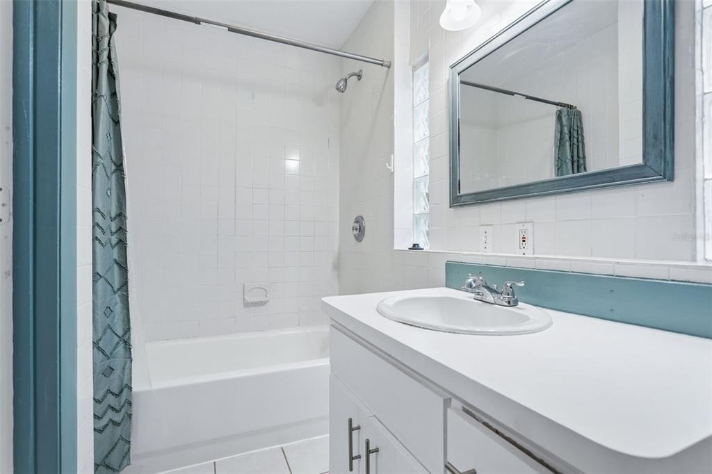 687 Geneva Place - Photo 11