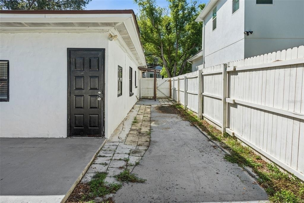 687 Geneva Place - Photo 22