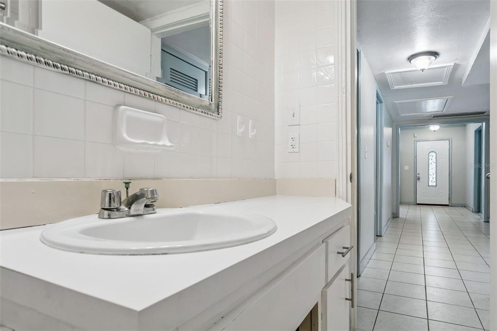 687 Geneva Place - Photo 20