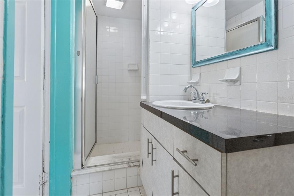 687 Geneva Place - Photo 15