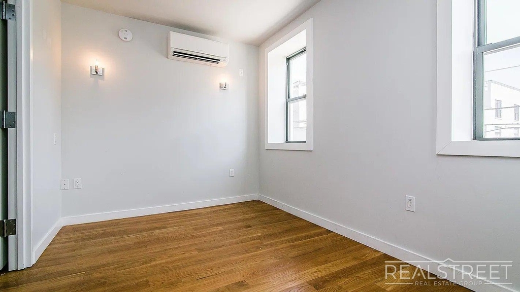 100 Dupont Street - Photo 6