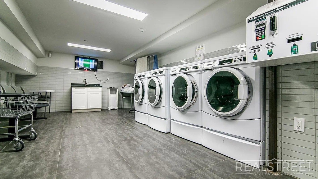 100 Dupont Street - Photo 11