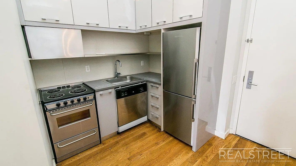 100 Dupont Street - Photo 2