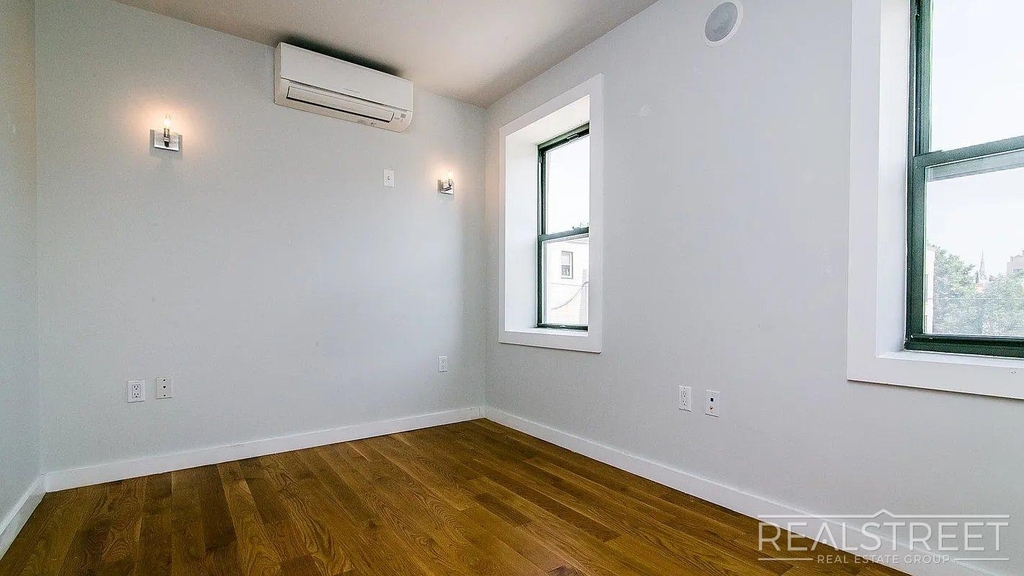 100 Dupont Street - Photo 5