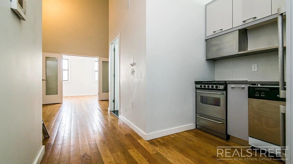 100 Dupont Street - Photo 3