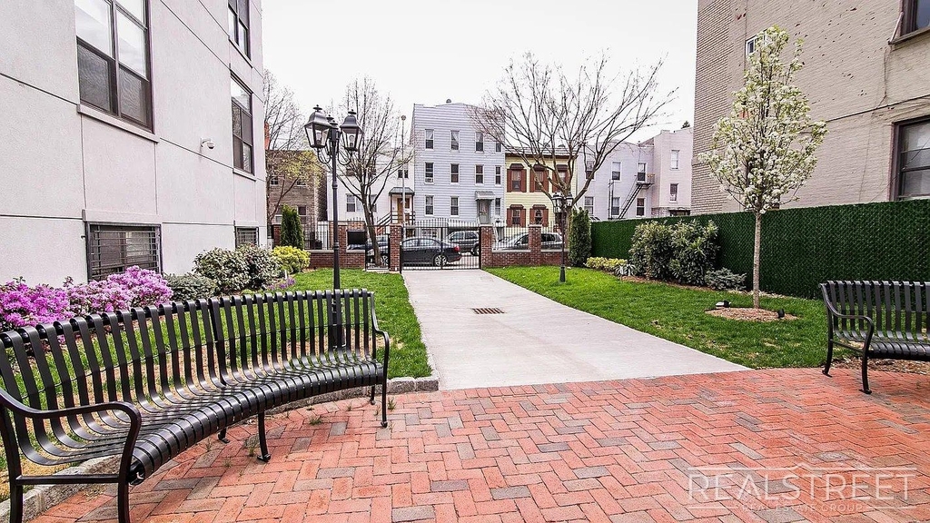 100 Dupont Street - Photo 13