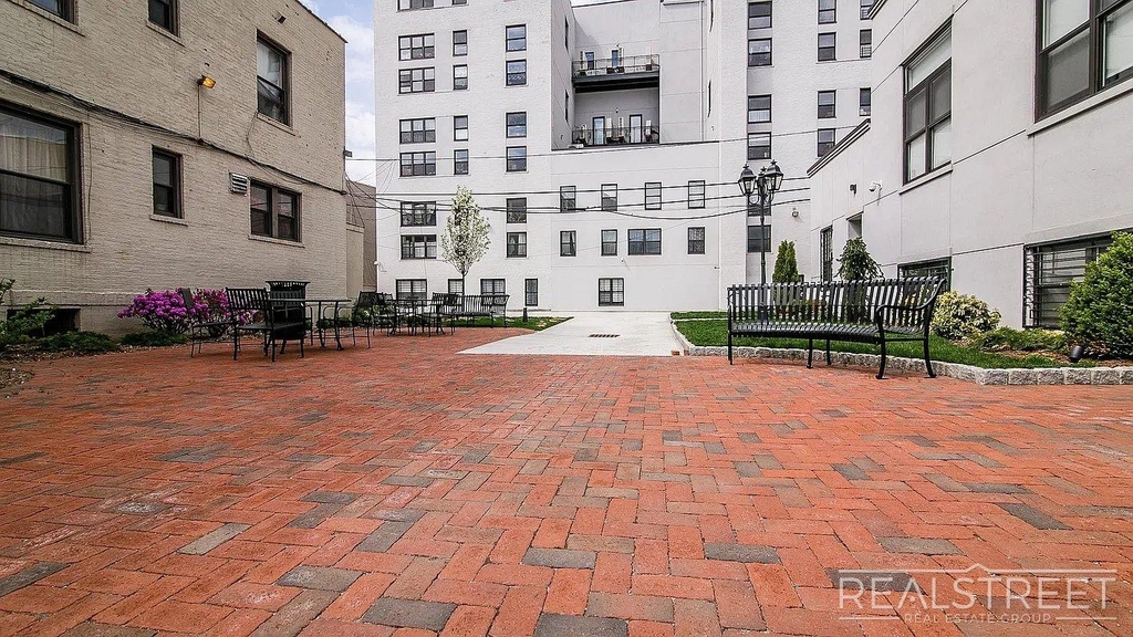 100 Dupont Street - Photo 8