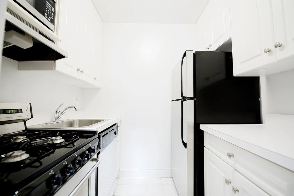 East 24th Street / park ave - Photo 1