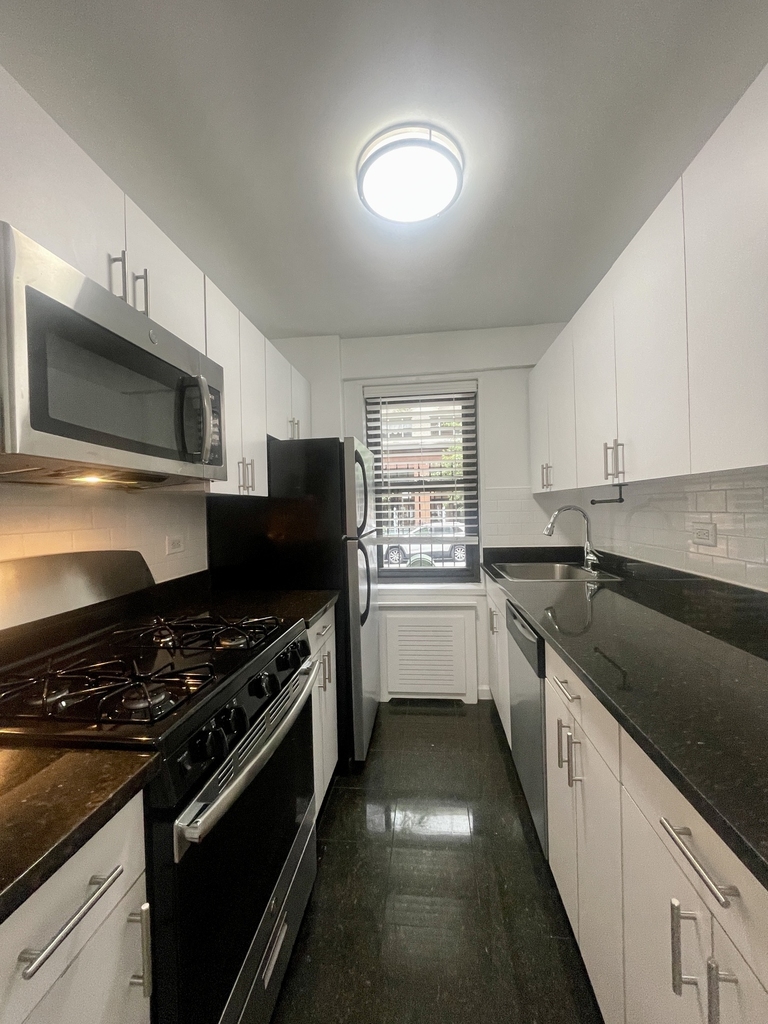 405 East 56th Street, 2E - Photo 3