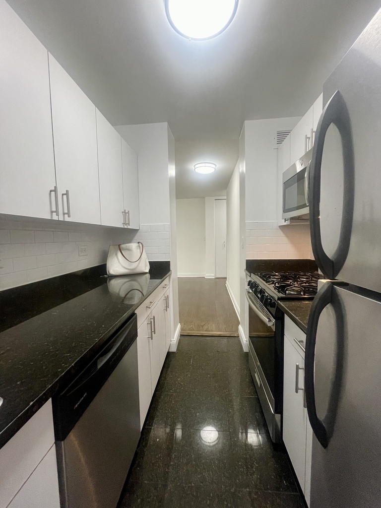 405 East 56th Street, 2E - Photo 4