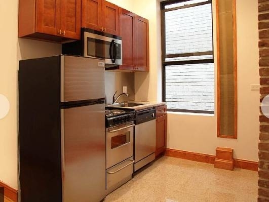 East 52 Street - Photo 0