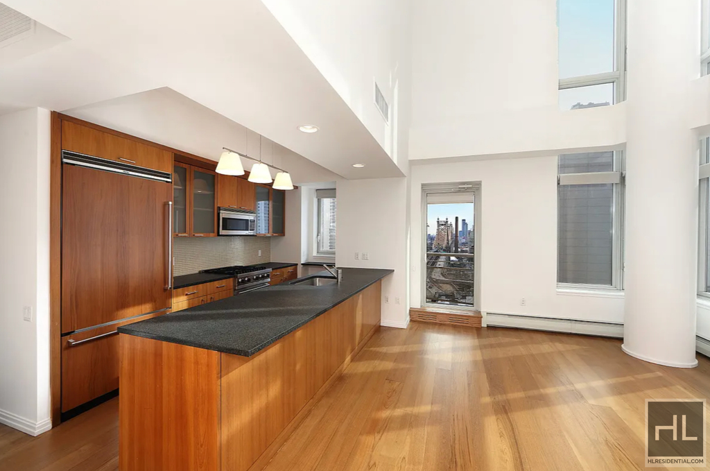 East 59 Street - Photo 1