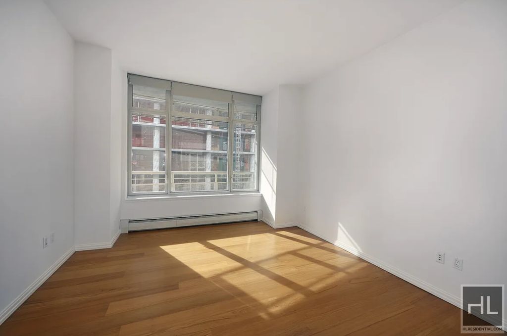 East 59 Street - Photo 3