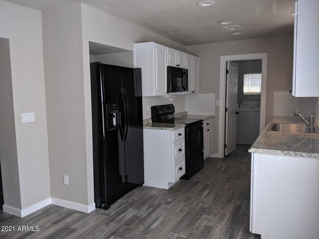 419 W 10th Street - Photo 7
