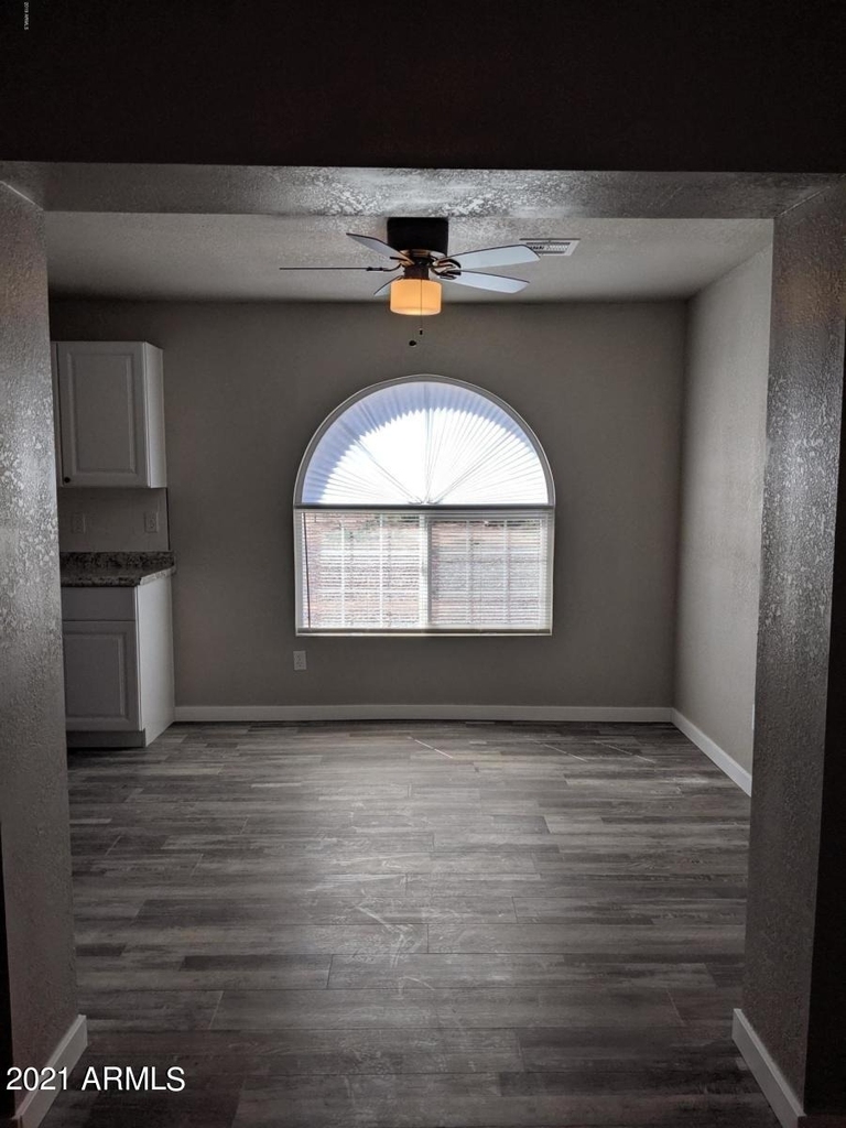 419 W 10th Street - Photo 1
