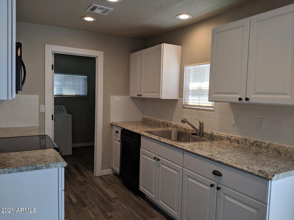 419 W 10th Street - Photo 6