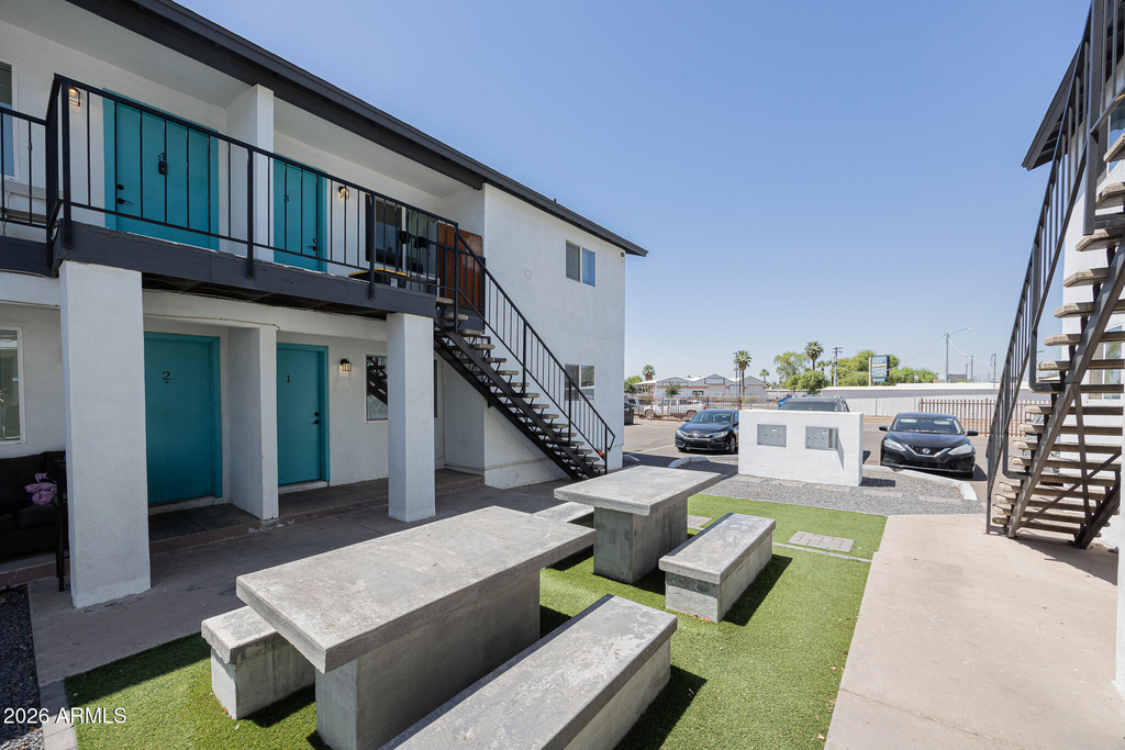 715 N 12th Avenue - Photo 1