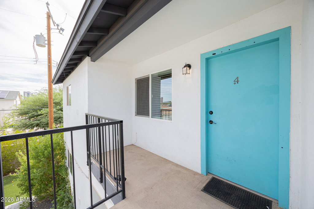 715 N 12th Avenue - Photo 2