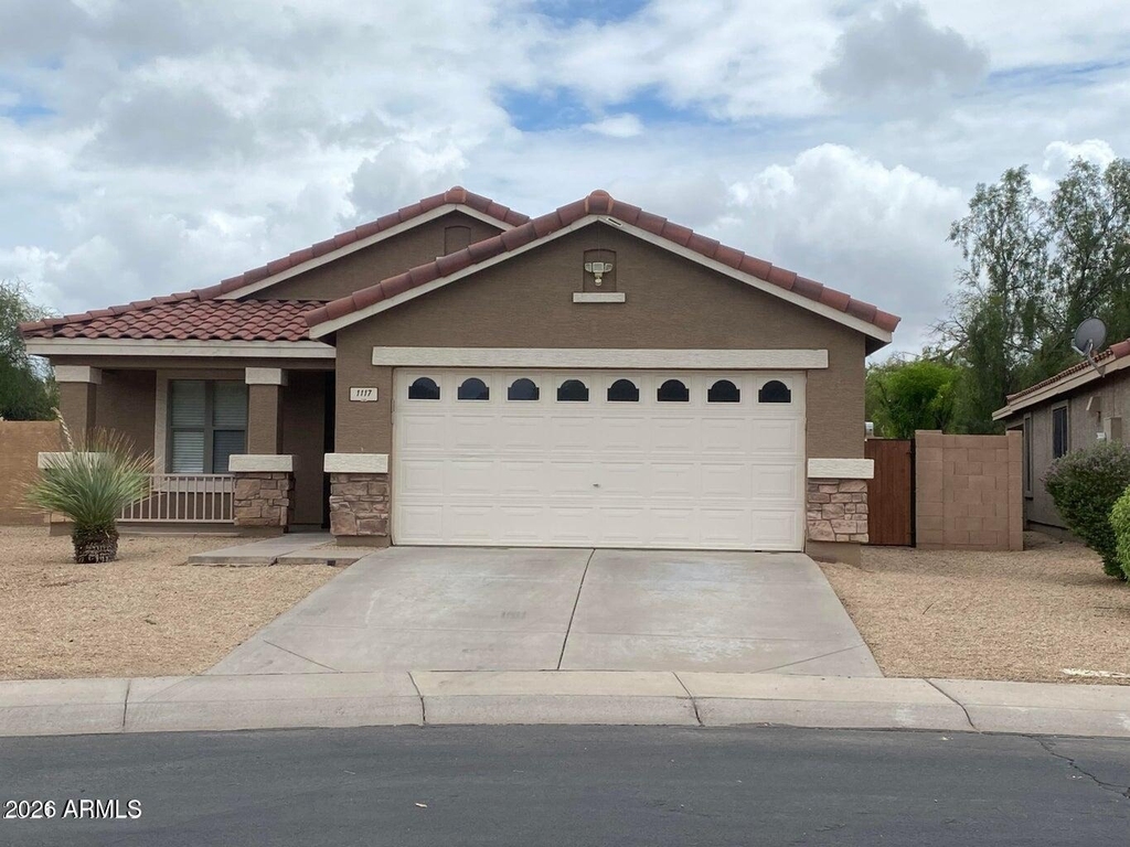 1117 E Arabian Drive - Photo 0