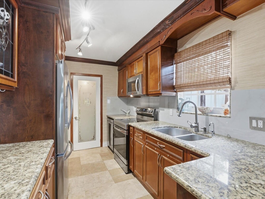 707 Sw 3rd Avenue - Photo 2