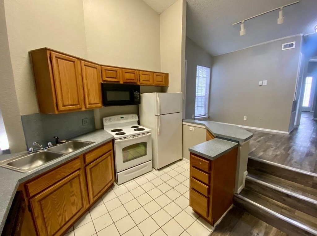 9823 Summerwood Circle - Photo 7
