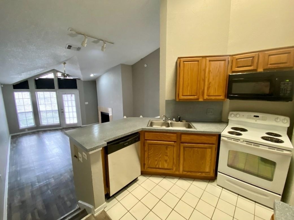 9823 Summerwood Circle - Photo 6