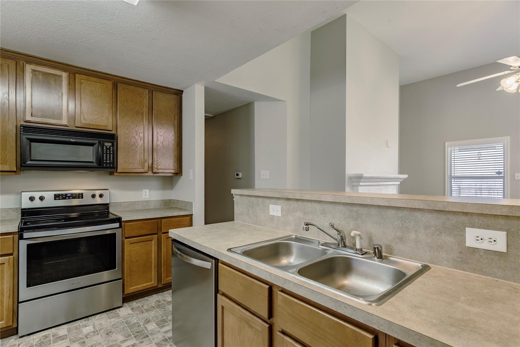 8915 Wild Rose Lane - Photo 6
