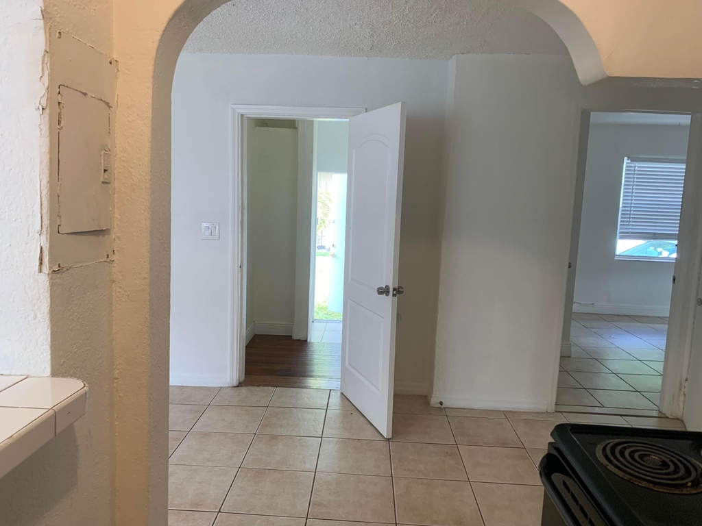 810 S 19th Avenue - Photo 4