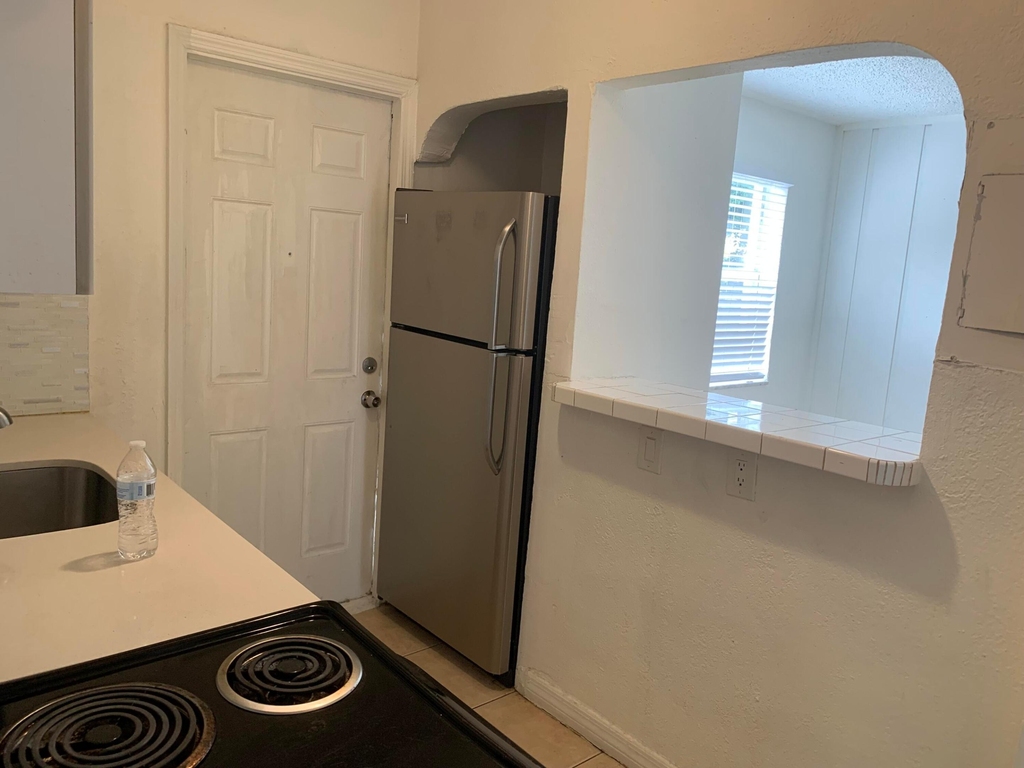 810 S 19th Avenue - Photo 6