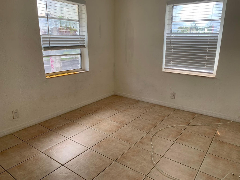 810 S 19th Avenue - Photo 3