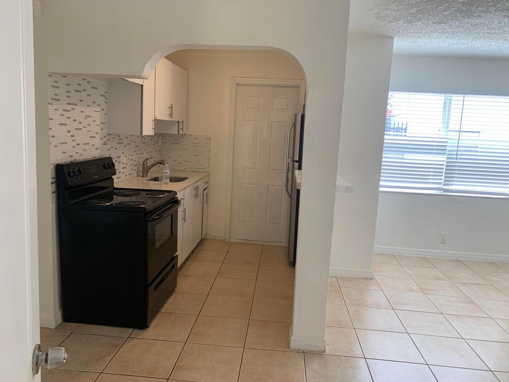 810 S 19th Avenue - Photo 2