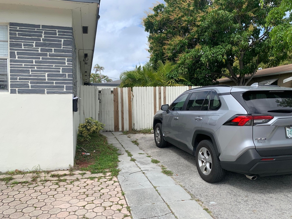 810 S 19th Avenue - Photo 1