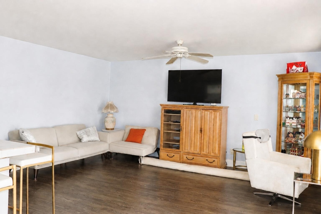 120 Seville - Photo 1