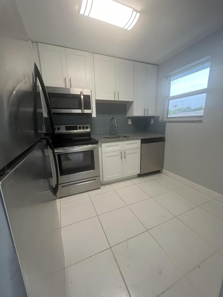 1001 Se 3rd Street - Photo 2