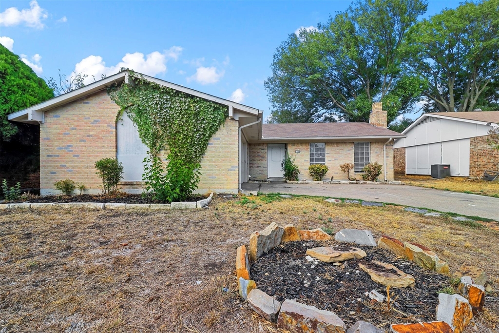 609 Shadyglen Drive - Photo 0