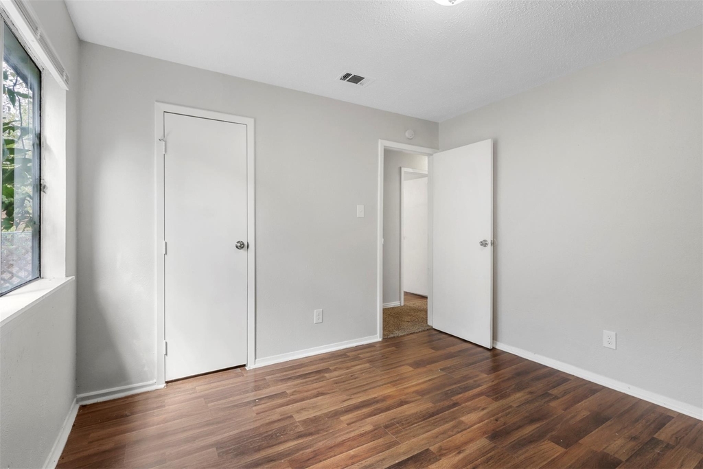 609 Shadyglen Drive - Photo 8
