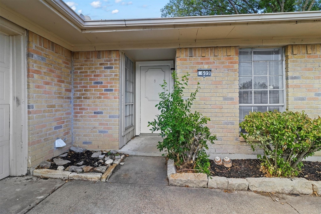 609 Shadyglen Drive - Photo 1